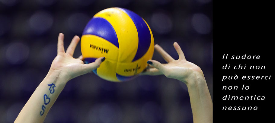 La scritta delle azzurre dedicata a Miriam Sylla e Ofelia Malinov (ITA - GEO CEV Volleyball European Championship - Women 2017 Europei pallavolo